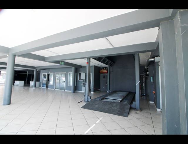 824M² SHOWROOM FOR SALE IN GLENLILLY